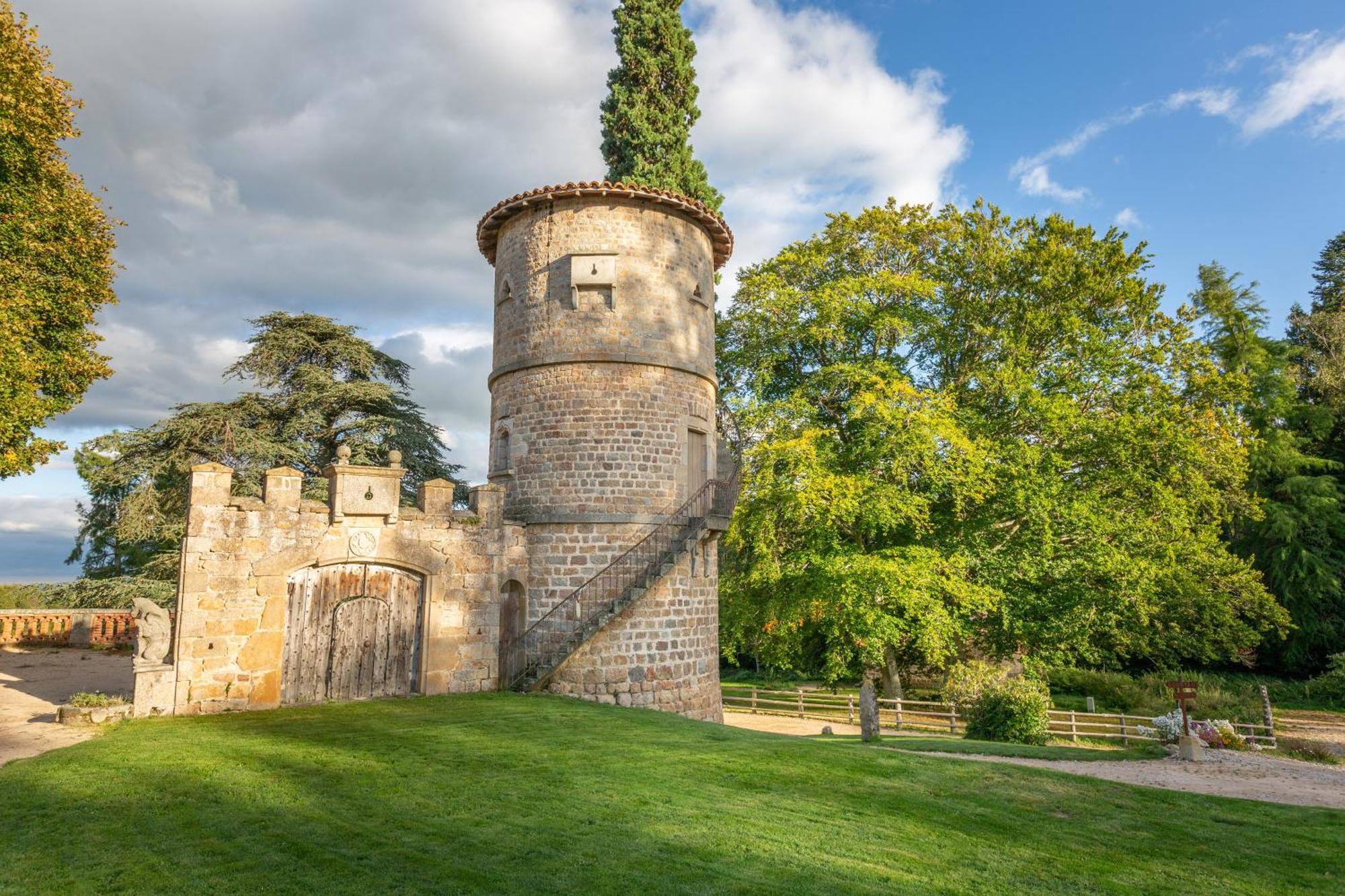 Domaine Et Chateau De Valinches Marols Экстерьер фото
